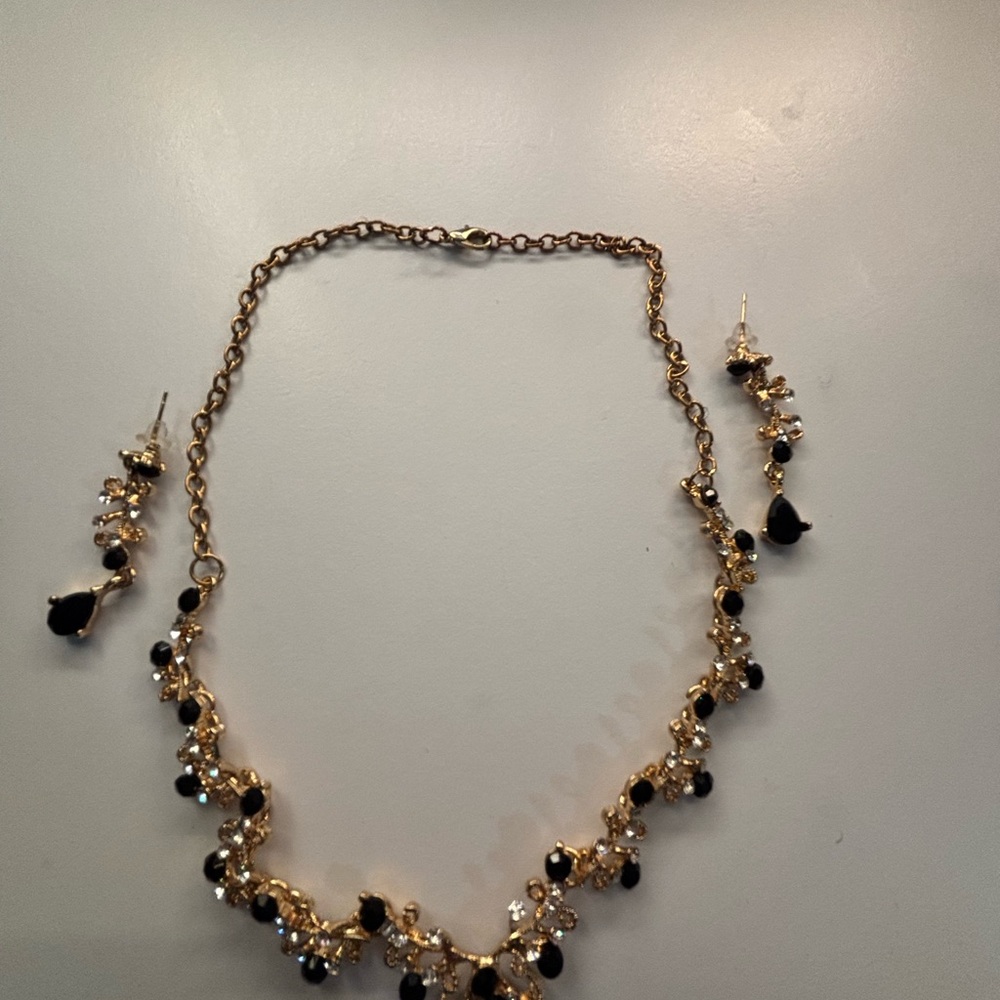 Source Unknown Gold and Black Necklace Set